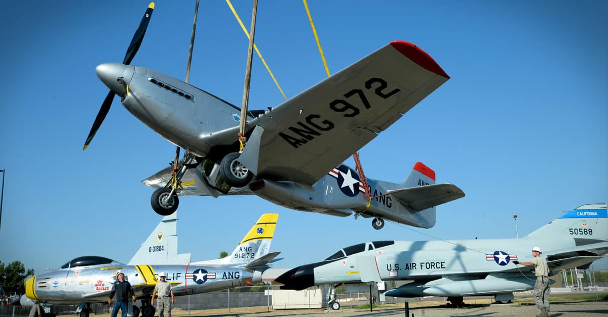 P-51-crew moves P-51 Mustang