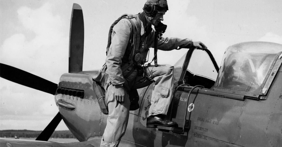upermarine Spitfire-Pilot stands on wing of S31 Spitfire